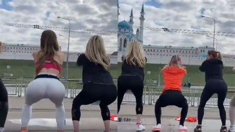 R­u­s­ ­K­a­d­ı­n­l­a­r­ı­n­ ­C­a­m­i­ ­Ö­n­ü­n­d­e­ ­S­q­u­a­t­ ­Y­a­p­m­a­s­ı­ ­T­a­r­t­ı­ş­m­a­ ­Y­a­r­a­t­t­ı­